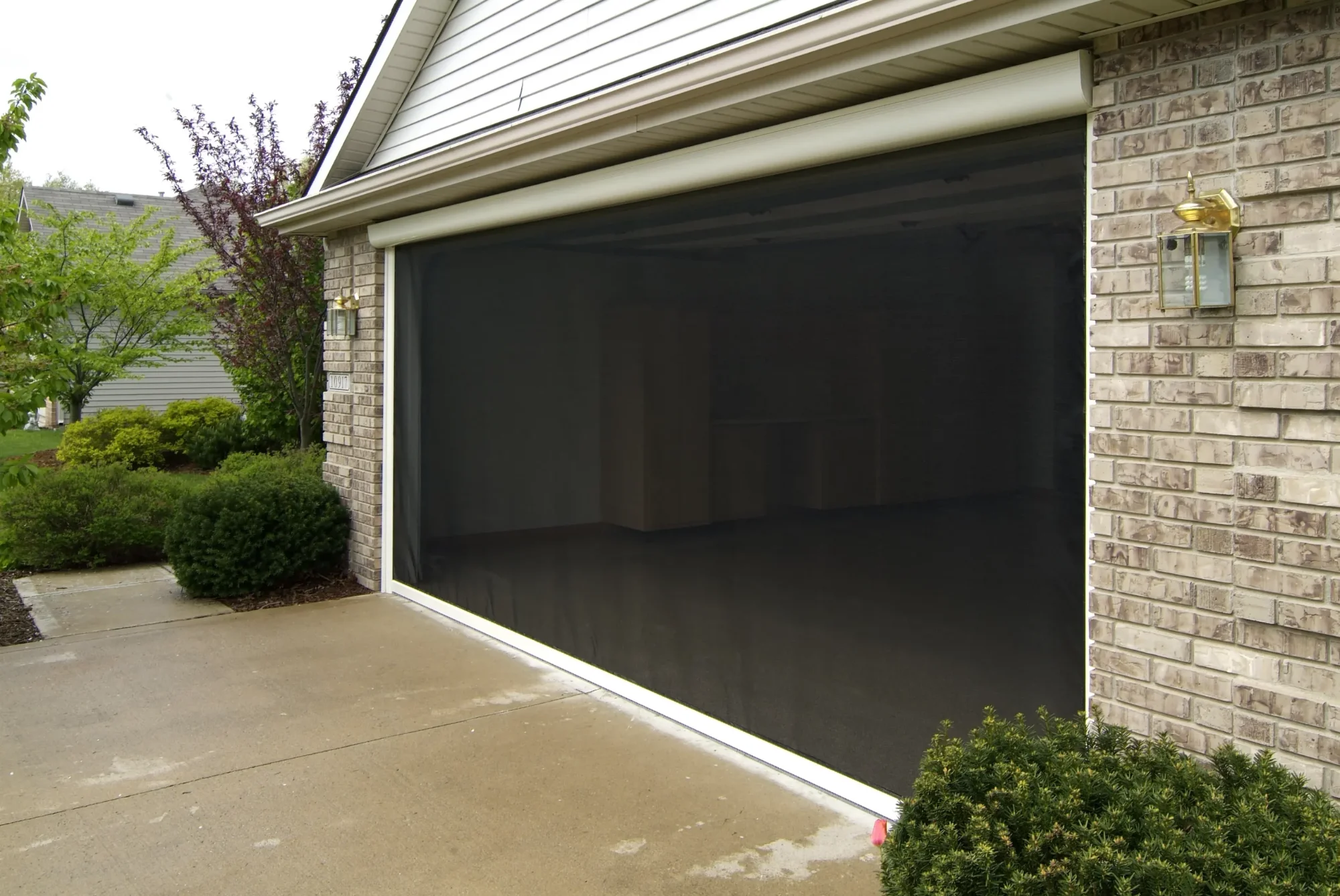 Multi-bay garage screen